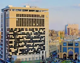 نمای بیرونی هتل اترک و خودروهای جلوی آن