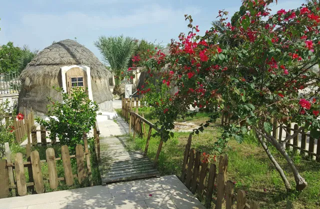 کلبه کاهگلی در باغ سرسبز
