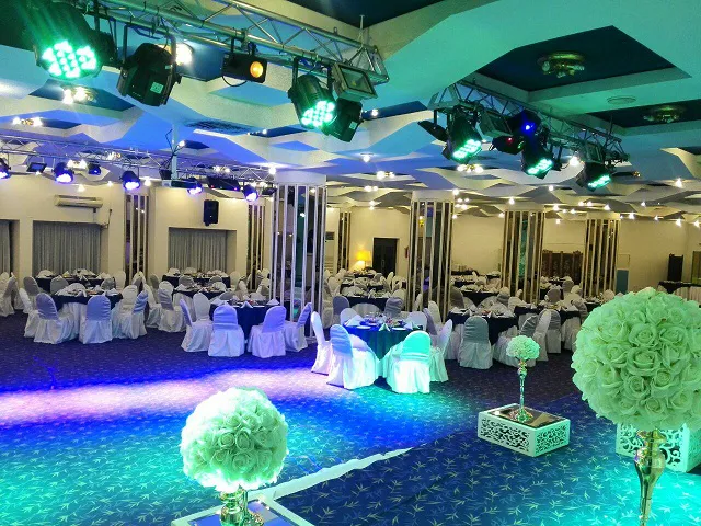 سالن پذیرایی هتل هرمز با میزهای چیده‌شده