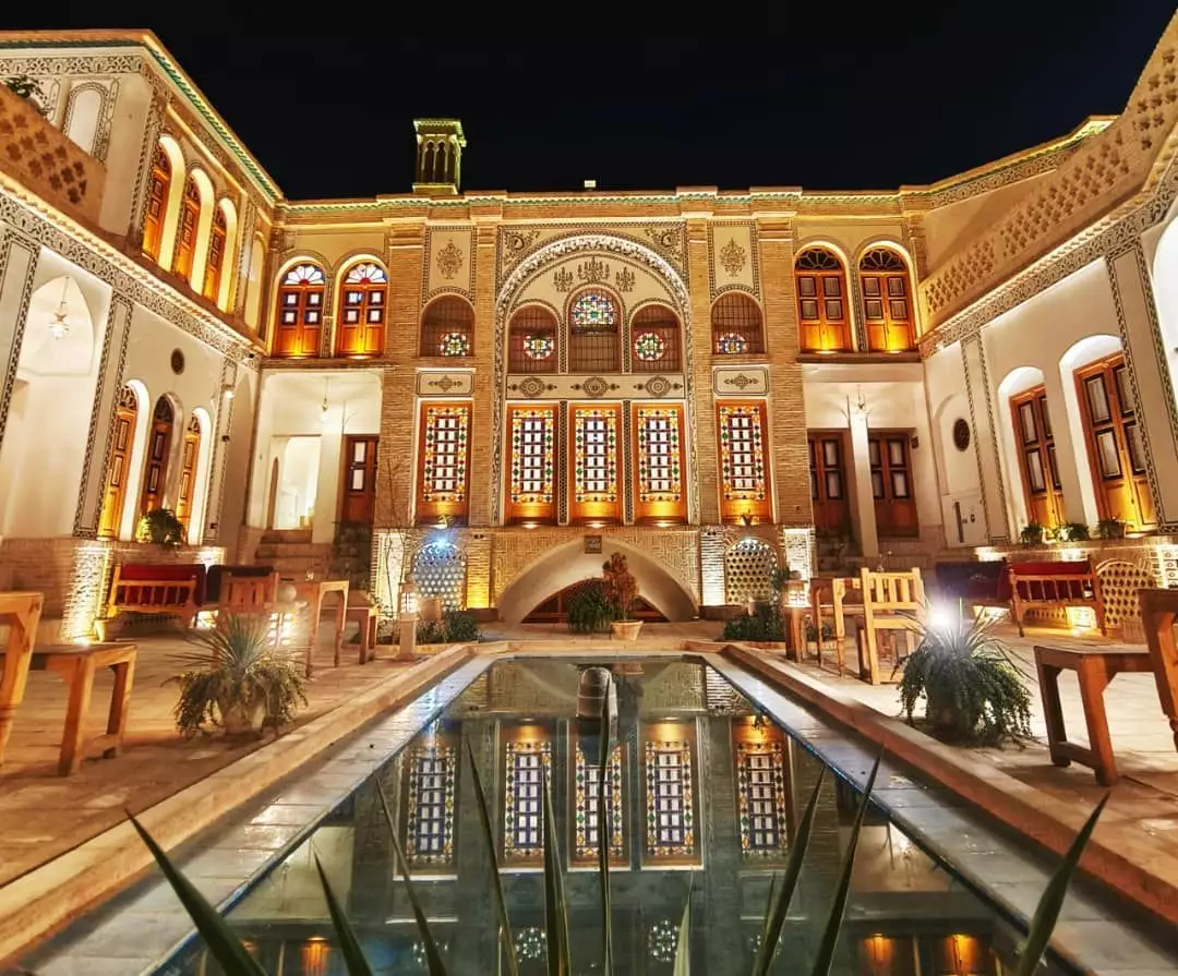 حیاط هتل صباغیان با حوض و نمای آجری
