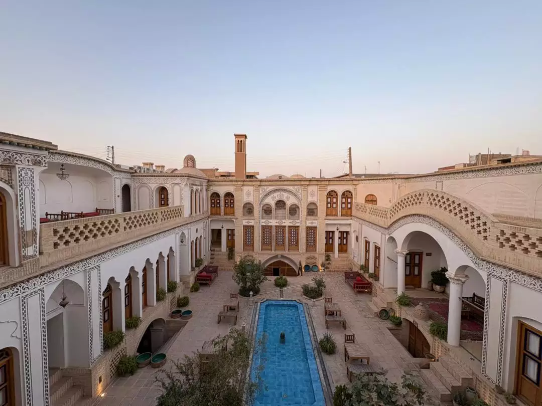 حیاط سنتی هتل صباغیان با حوض مستطیلی