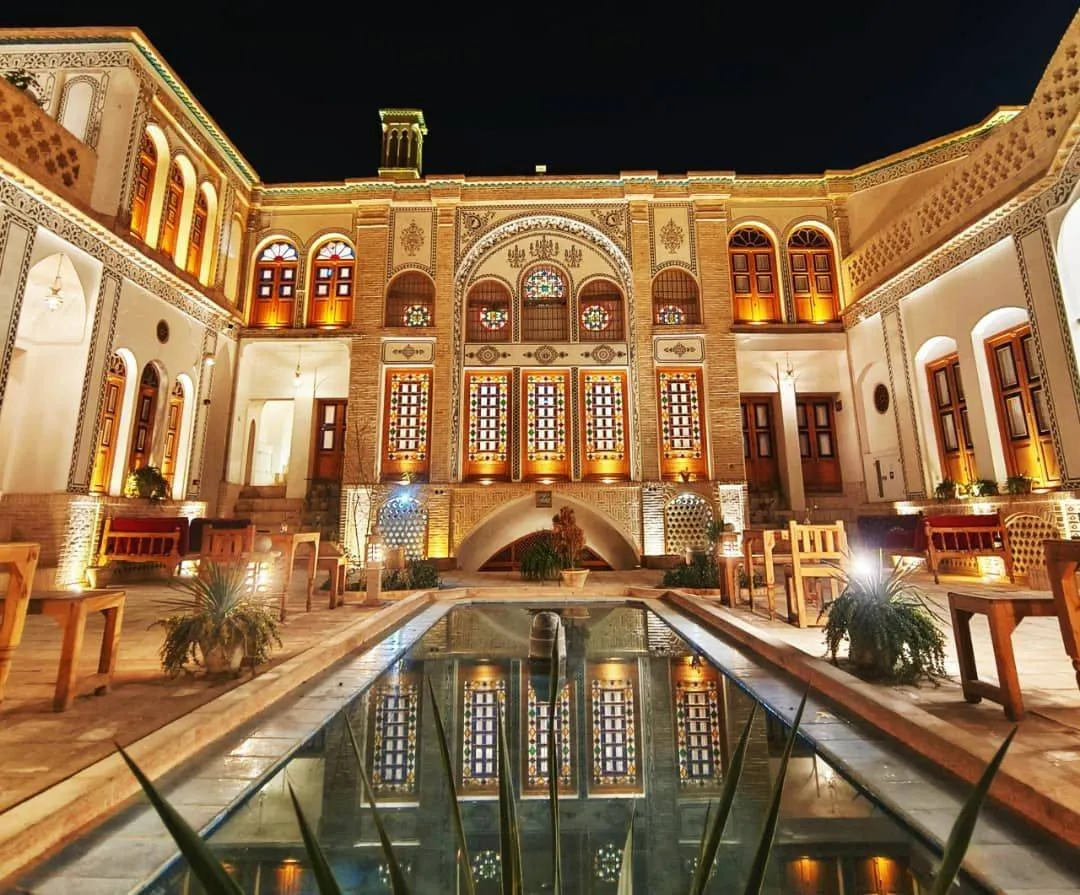 حیاط صباغیان با حوض و نمای تاریخی