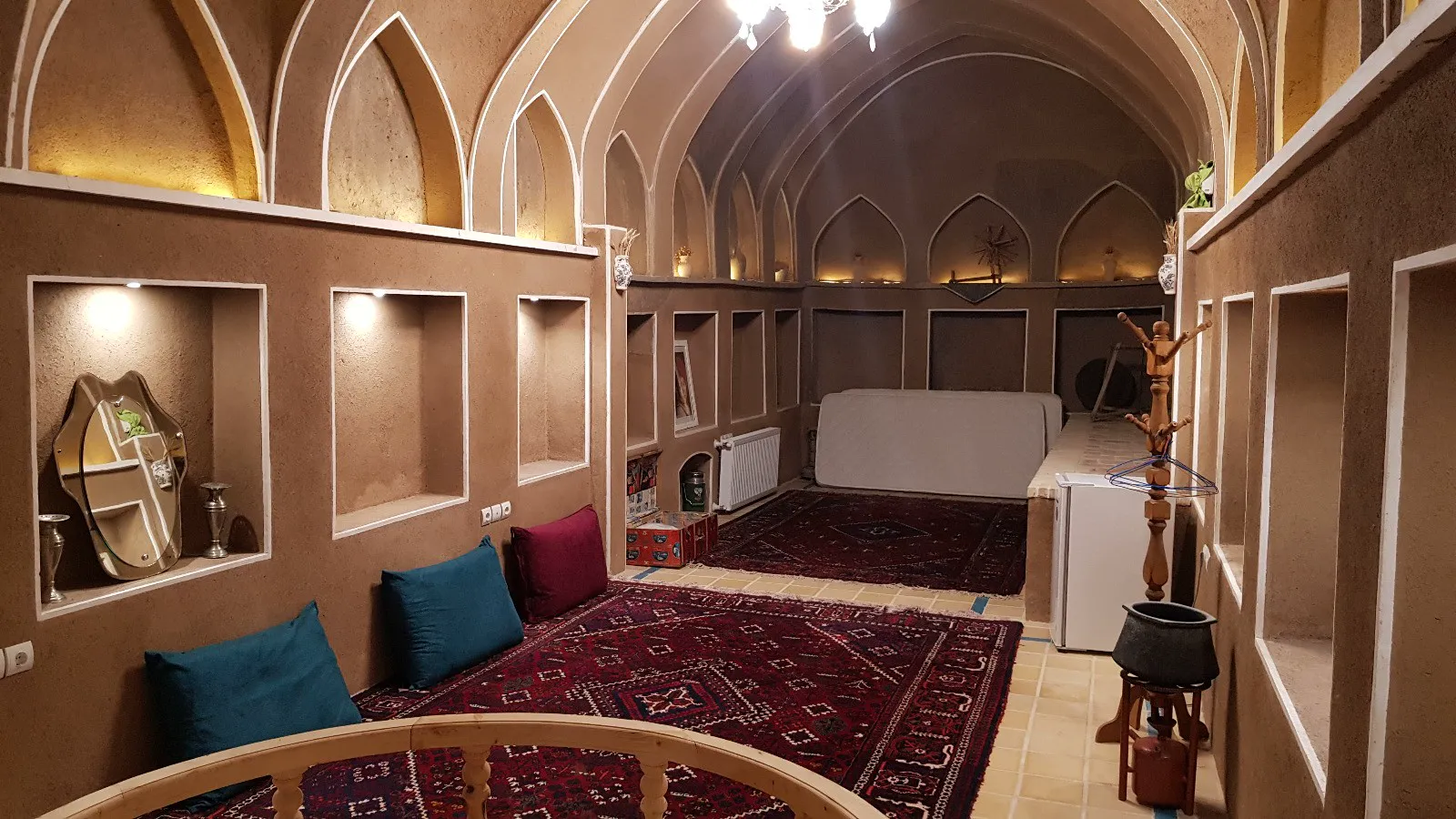 اتاق طاق‌دار با فرش ایرانی در اقامتگاه صباغیان