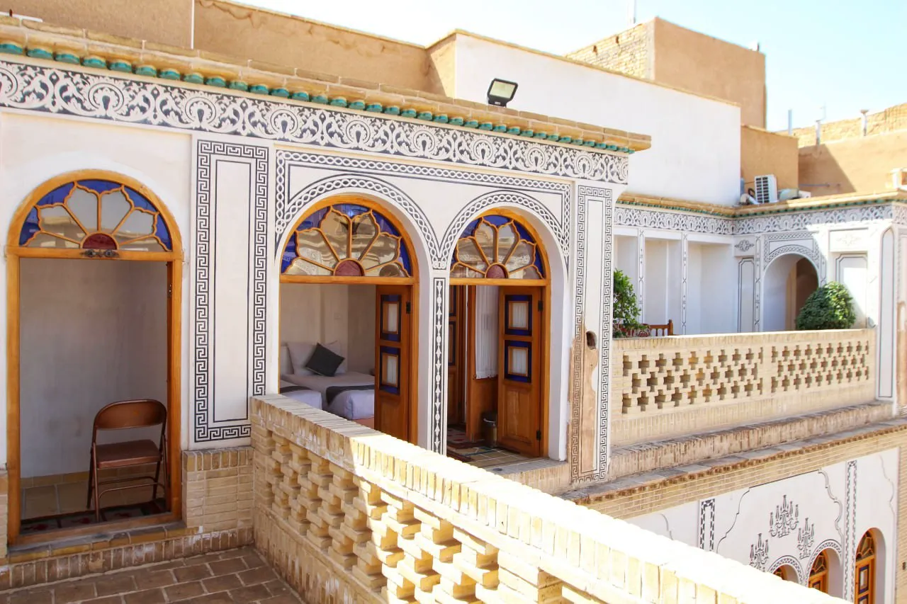 نمای ایوان و پنجره‌های سنتی اقامتگاه صباغیان
