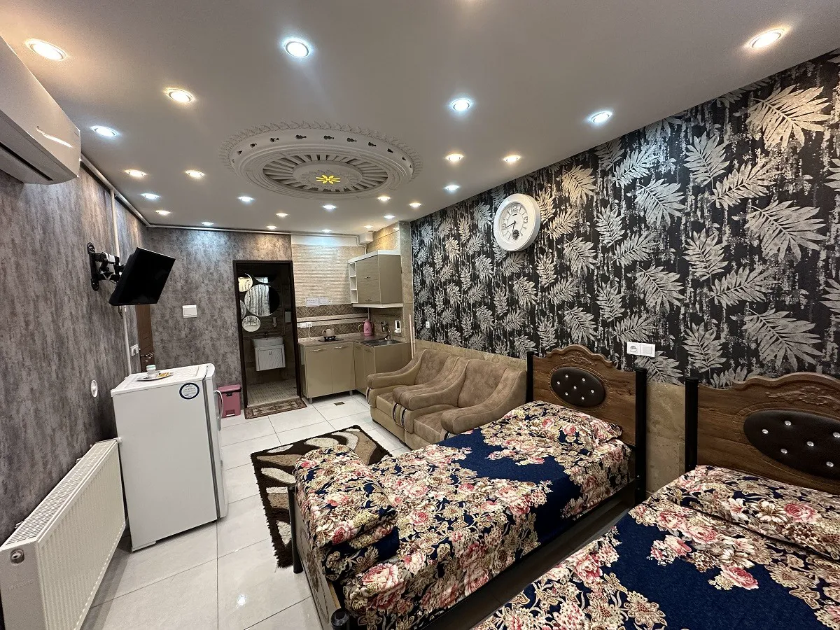 اتاق آرامش با دو تخت و روتختی گلدار