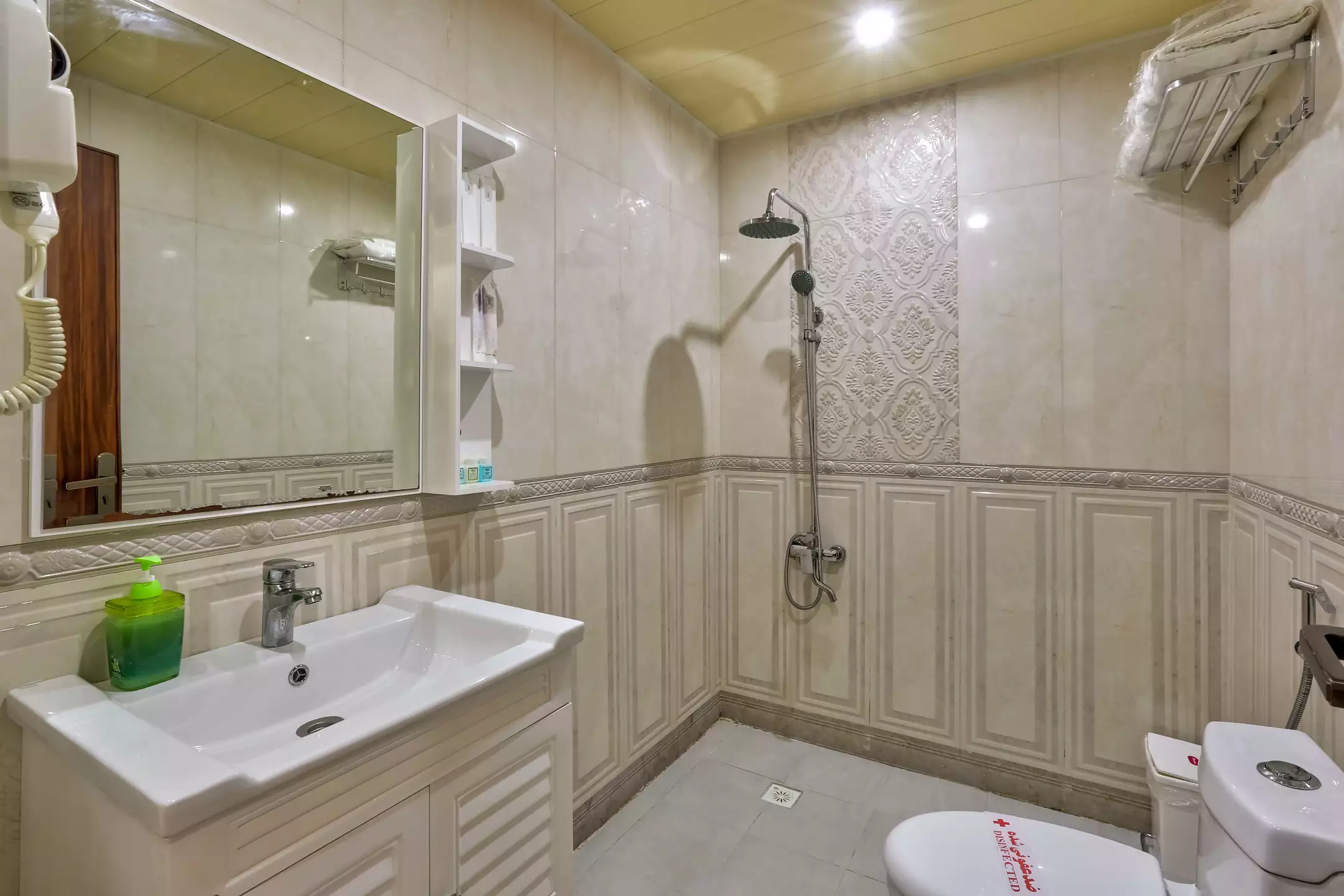 دوش و روشویی حمام هتل استاتیس