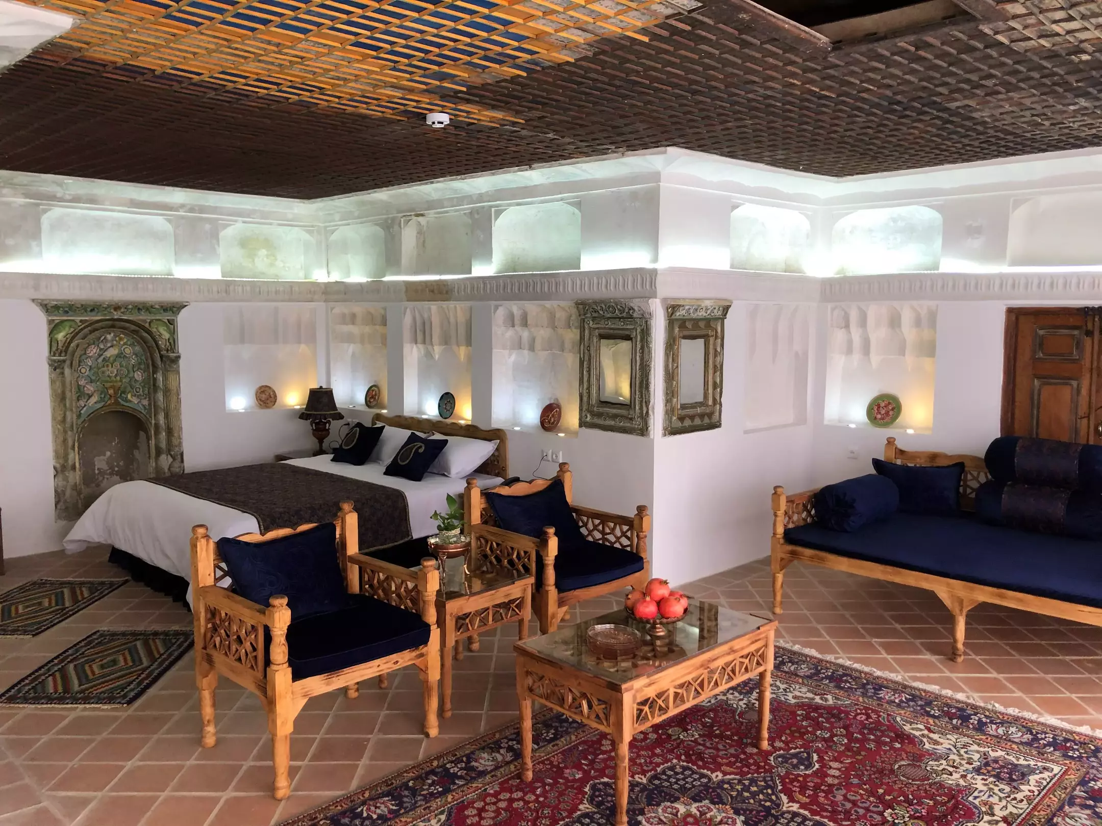 اتاق هتل ارغوان قزوین با تخت و مبلمان سنتی