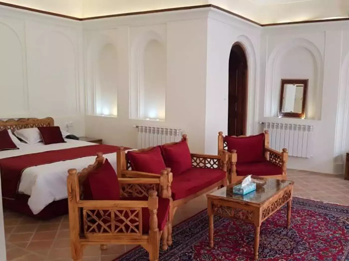 اتاق ارغوان قزوین با تخت و مبلمان قرمز
