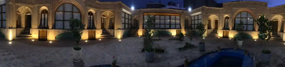 نمای شبانه حیاط و ساختمان آجری هتل ارغوان قزوین