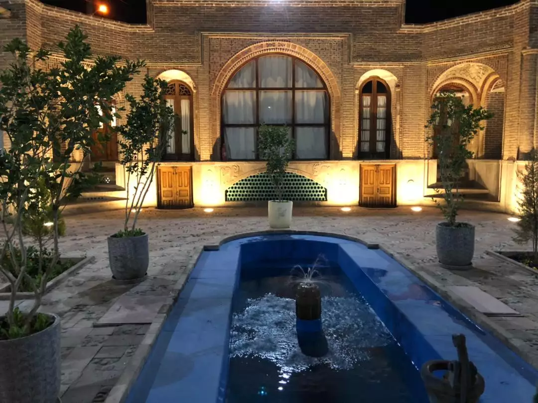 حوض آب‌نما در حیاط آجری هتل ارغوان قزوین