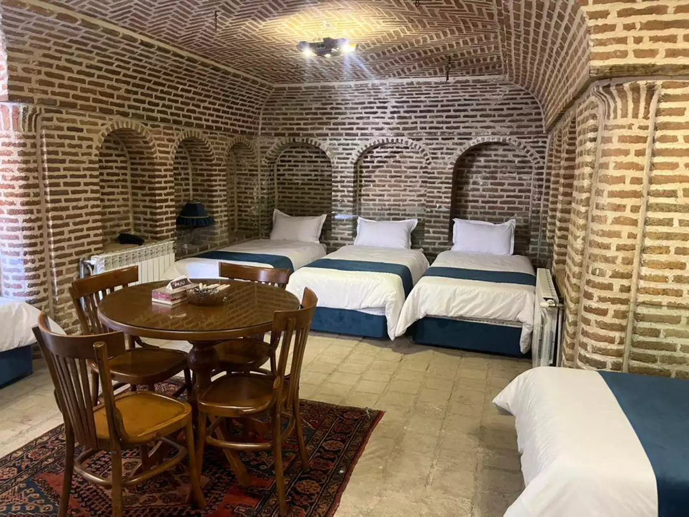 اتاق ارغوان قزوین با سه تخت و سقف آجری