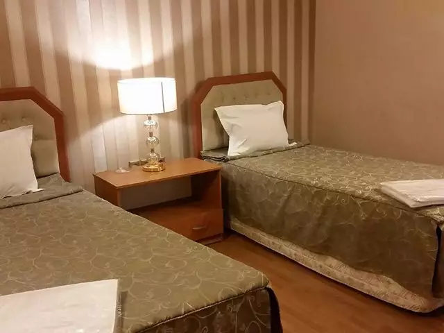 اتاق هتل ساحل با دو تخت یک‌نفره