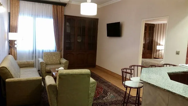 نشیمن اتاق هتل ساحل با مبل و تلویزیون