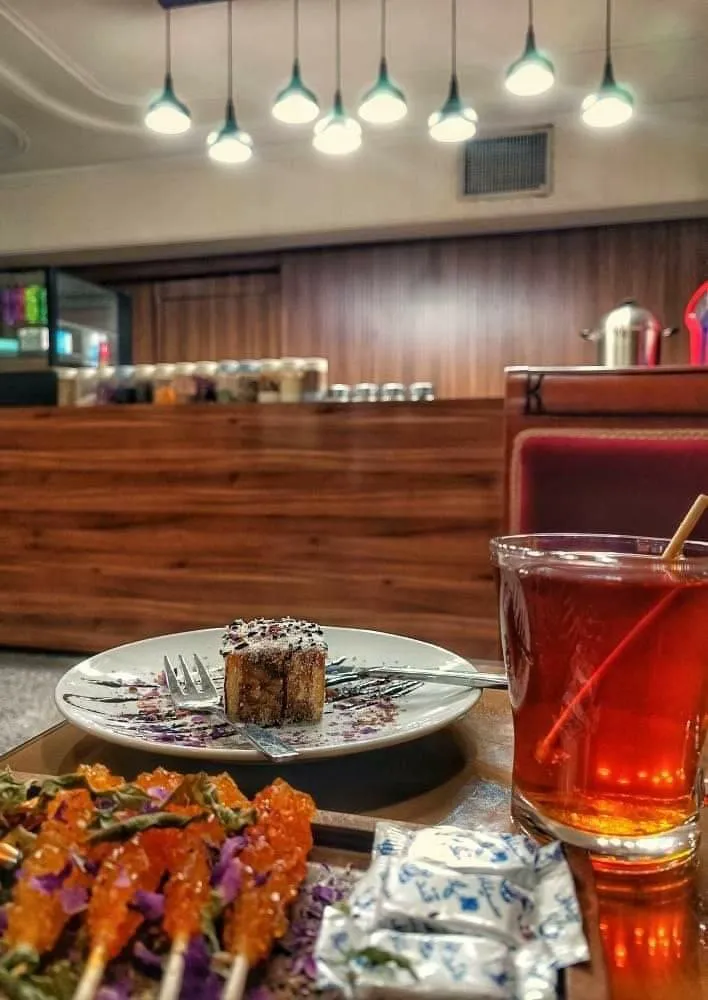 چای و دسر روی میز کافه هتل ساحل