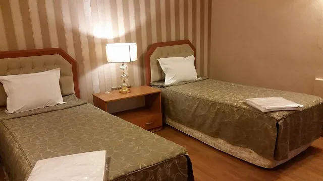 اتاق هتل ساحل با دو تخت یک‌نفره