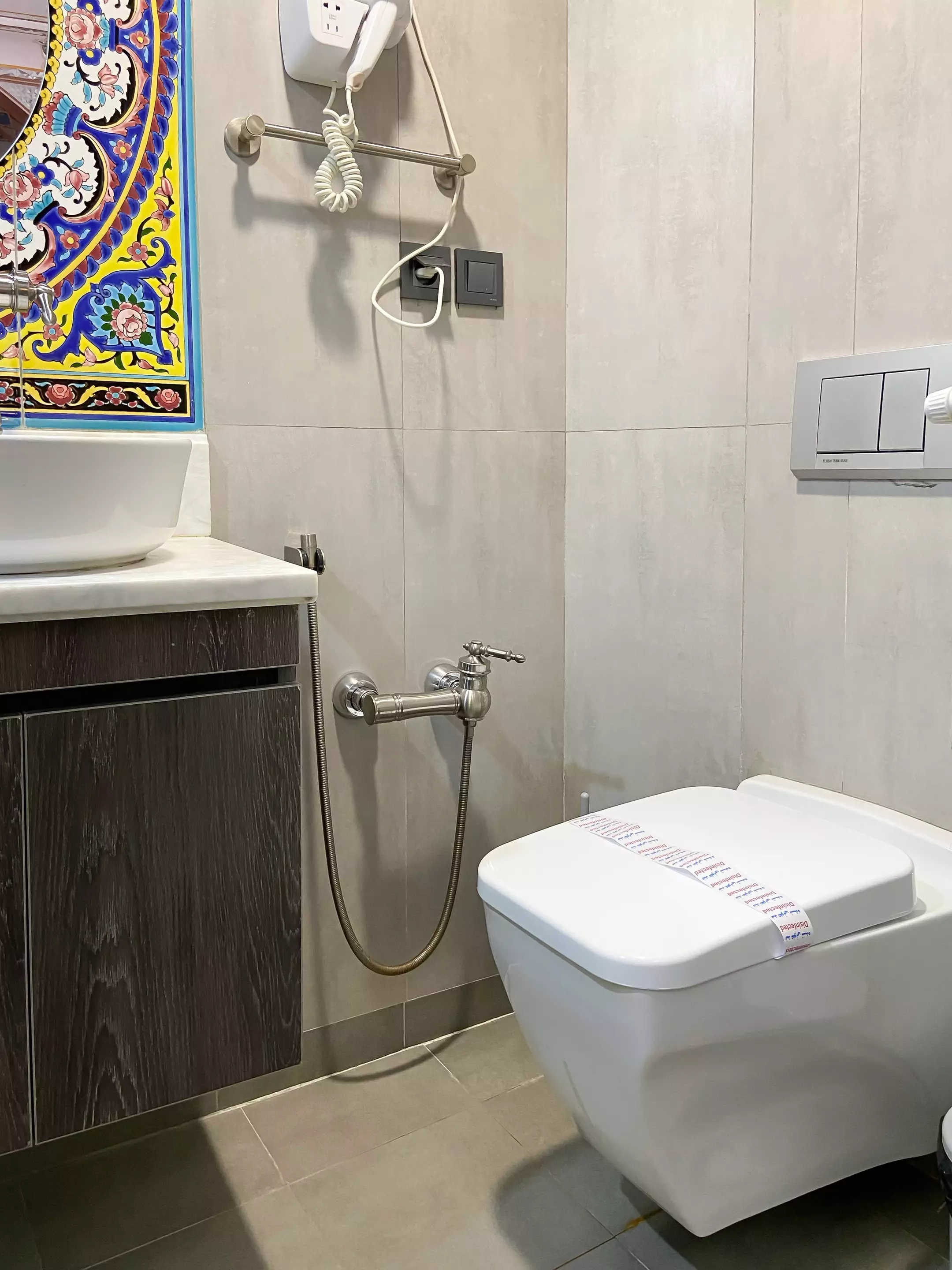 توالت فرنگی و روشویی در عمارت شهسواران