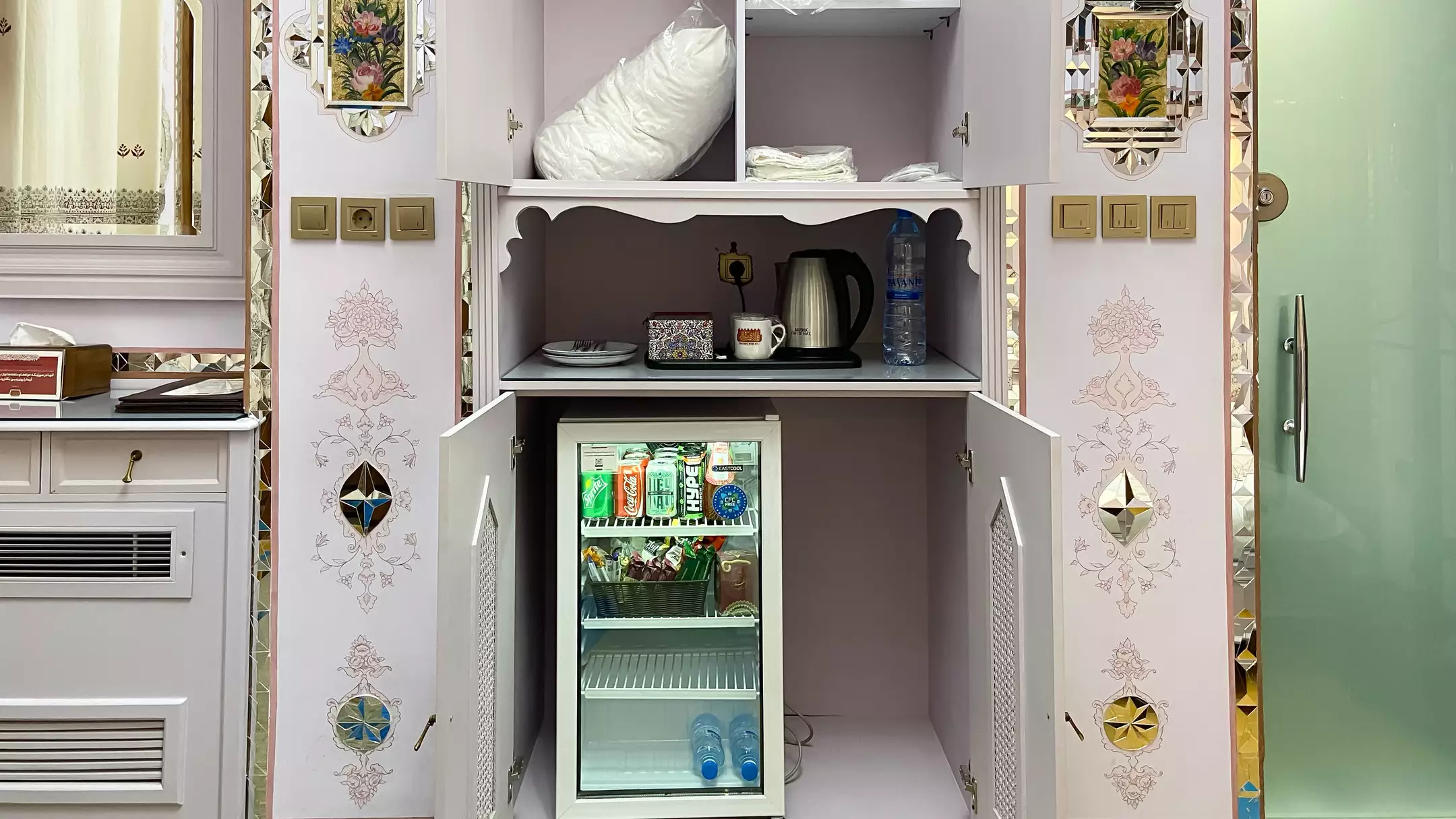 یخچال نوشیدنی و کتری در عمارت شهسواران
