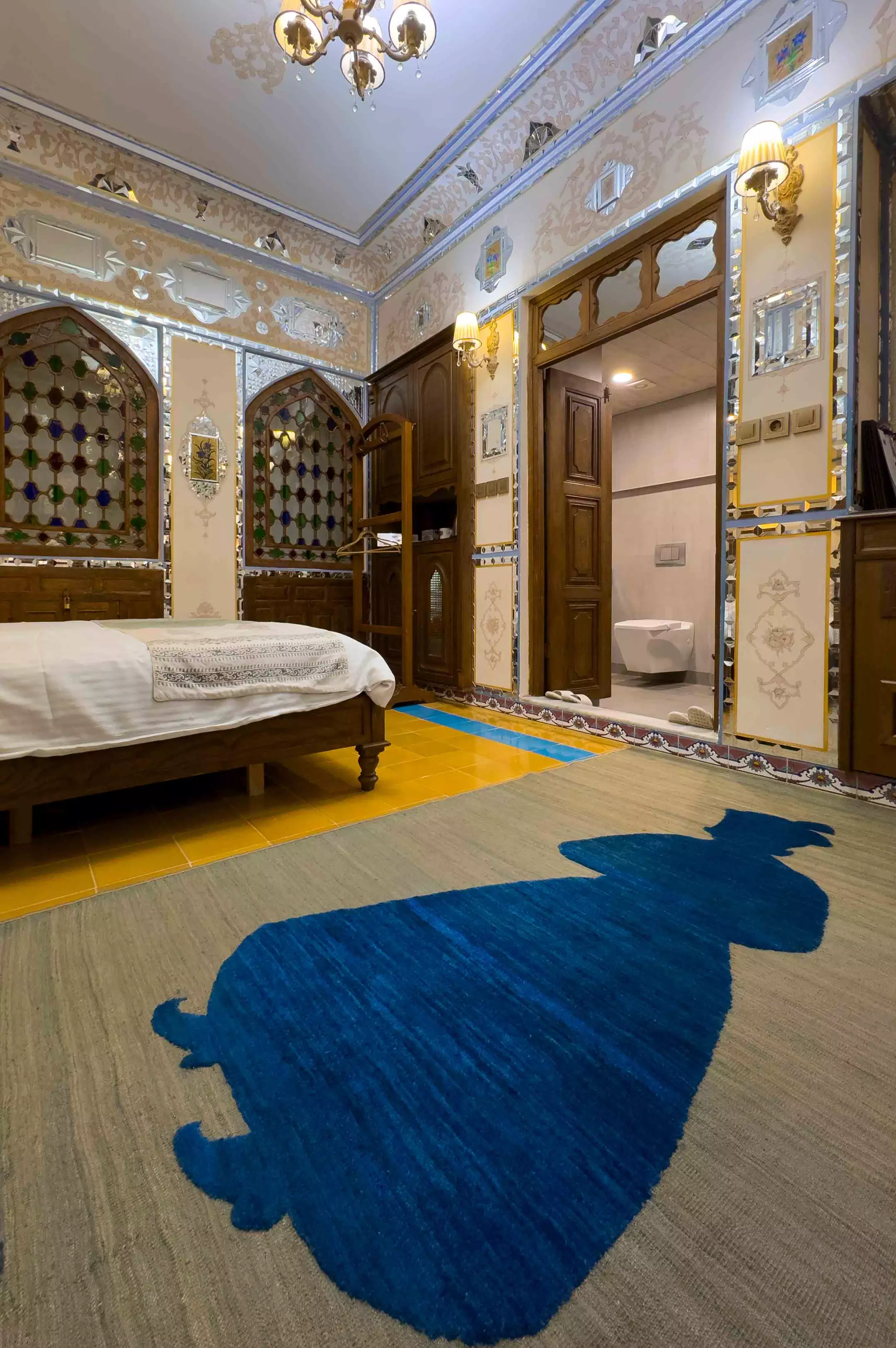 اتاق خواب عمارت شهسواران با فرش آبی