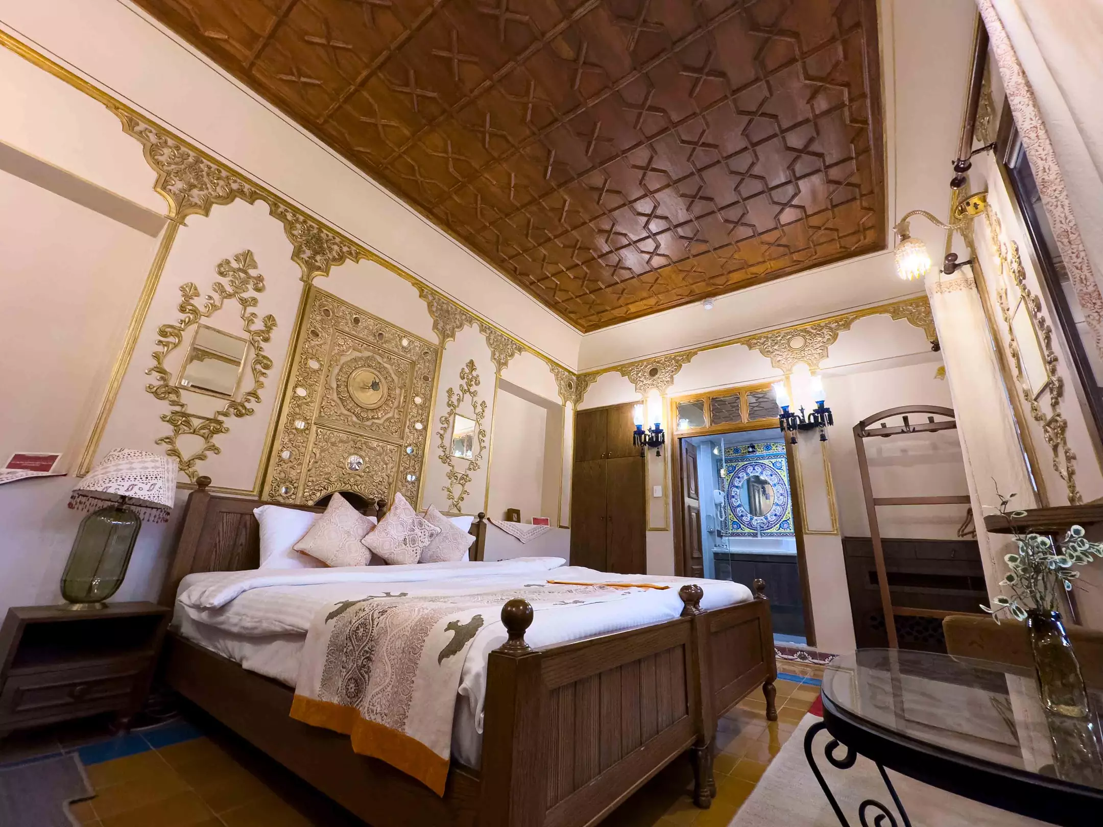 تخت چوبی در اتاق تزیین‌شده عمارت شهسواران