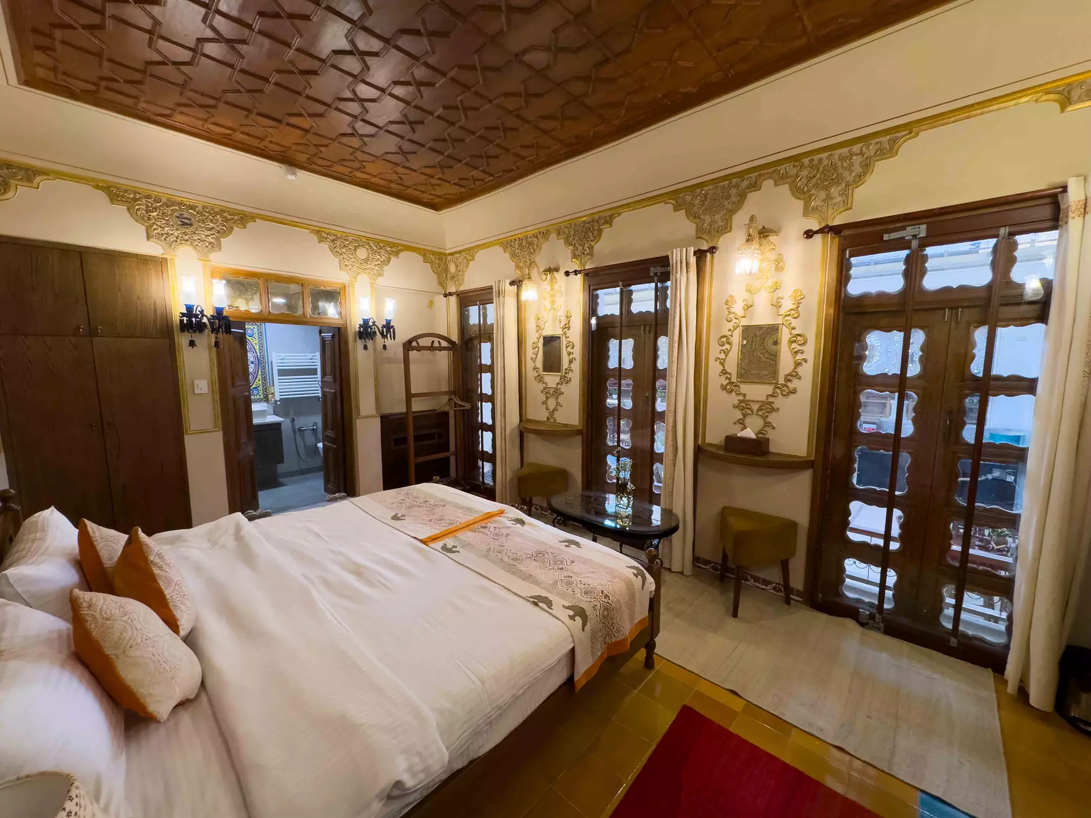 اتاق خواب عمارت شهسواران با سقف چوبی مشبک
