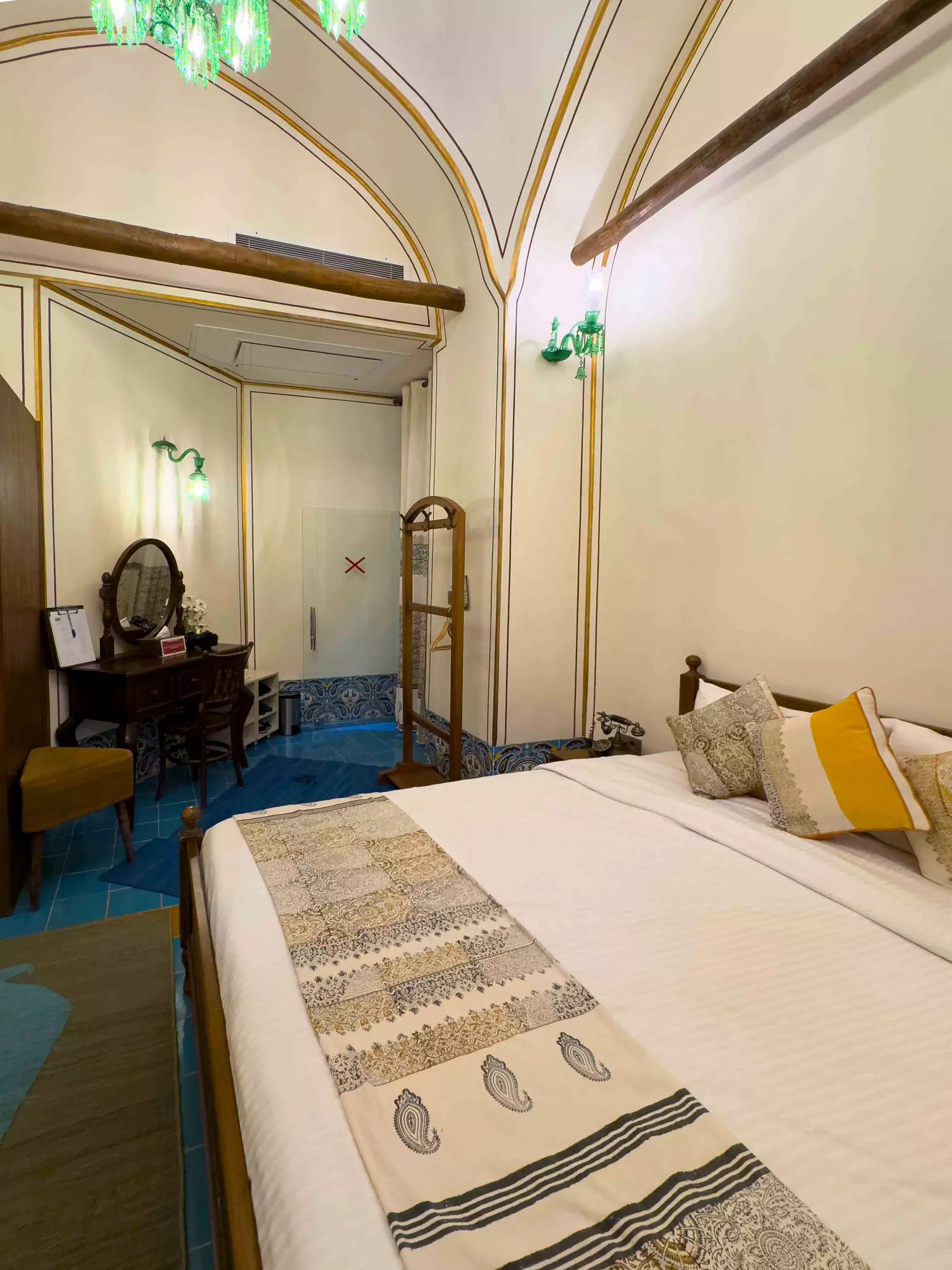 اتاق عمارت شهسواران با تخت و آینه قدی