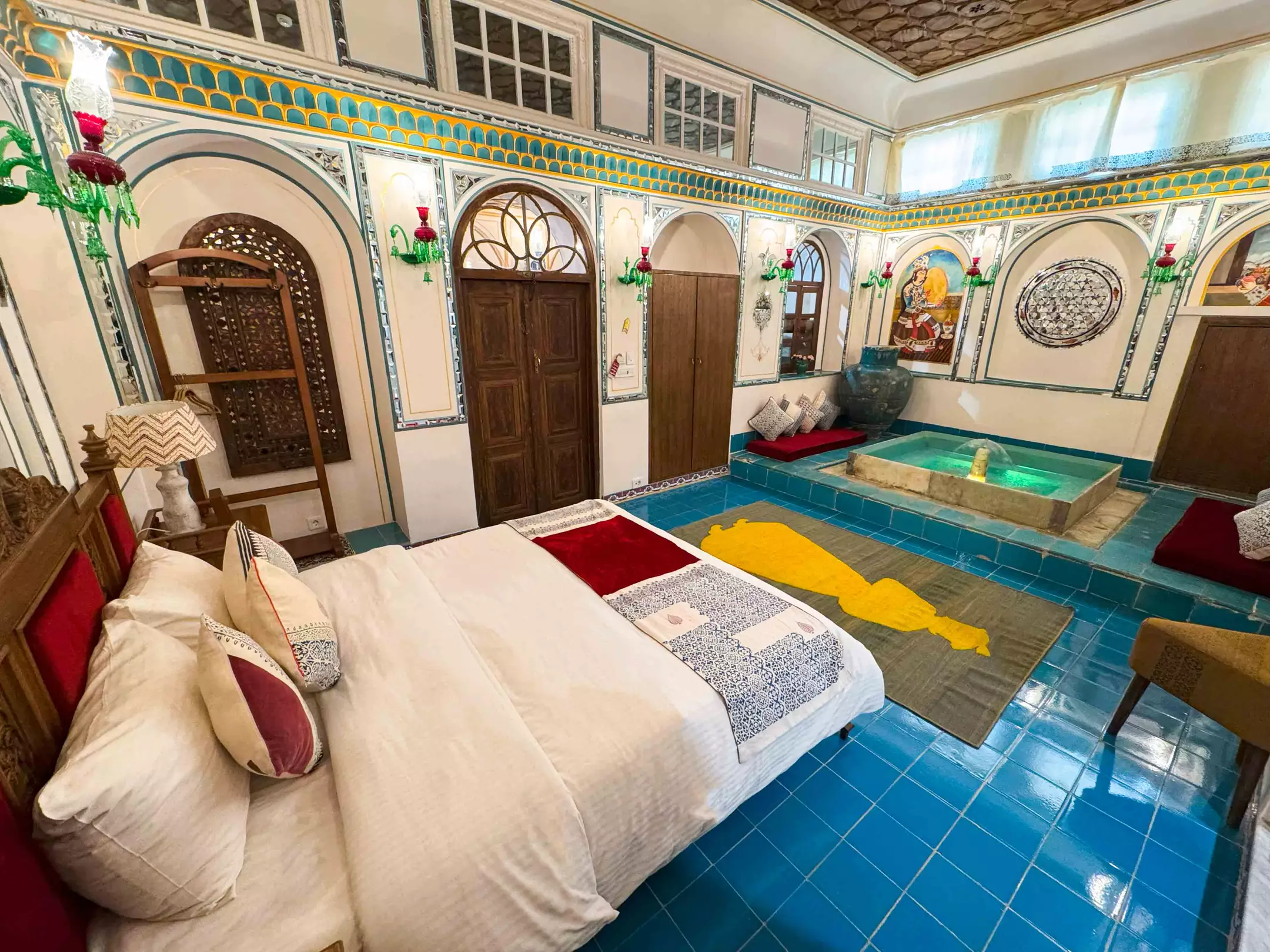 تخت‌خواب و حوض در اتاق سنتی عمارت شهسواران