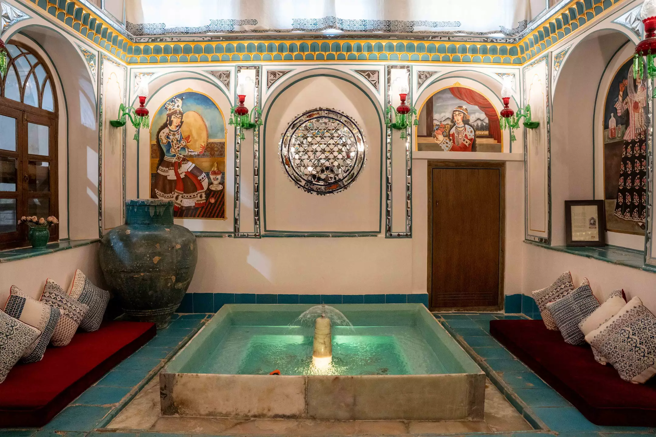 حوض آب در فضای سنتی عمارت شهسواران