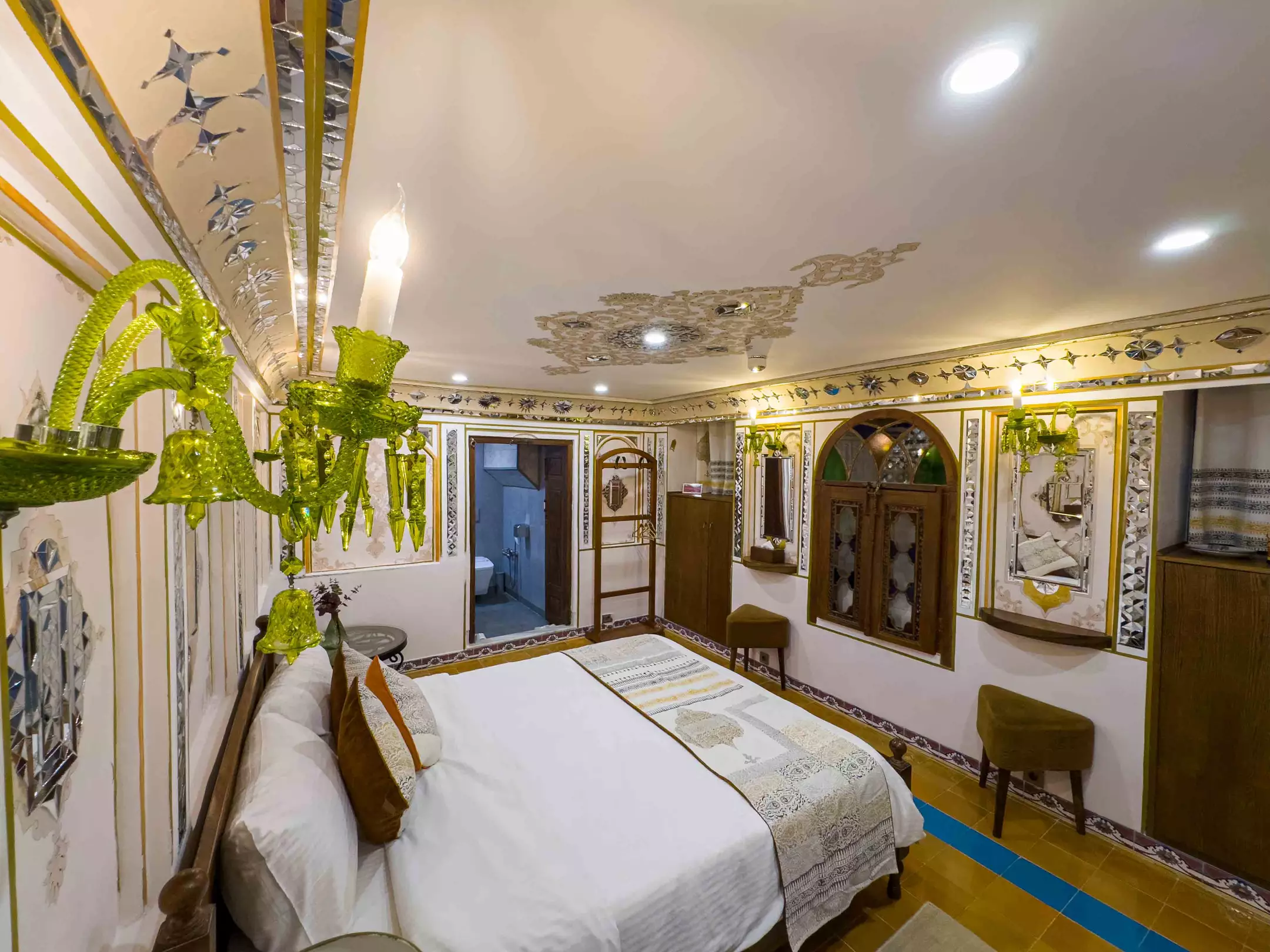 اتاق خواب عمارت شهسواران با لوستر سبز