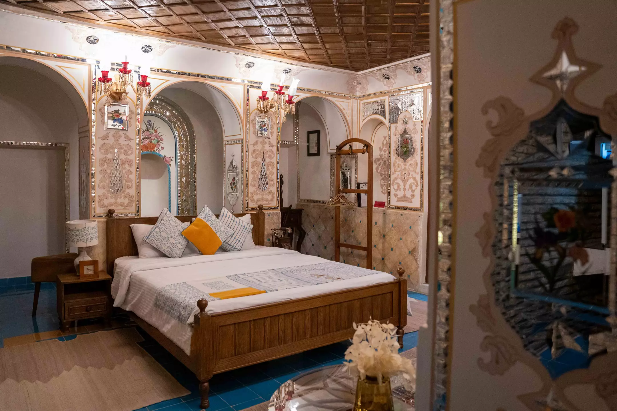 تخت چوبی اتاق عمارت شهسواران با تزئینات سنتی