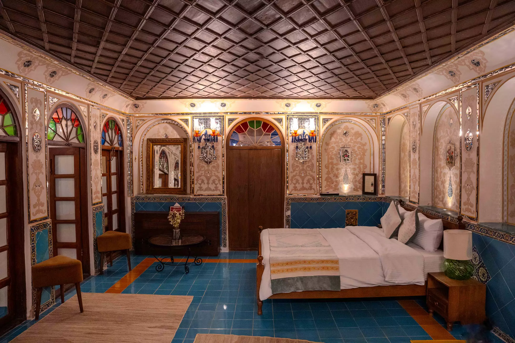 اتاق خواب عمارت شهسواران با سقف چوبی و کاشی‌کاری