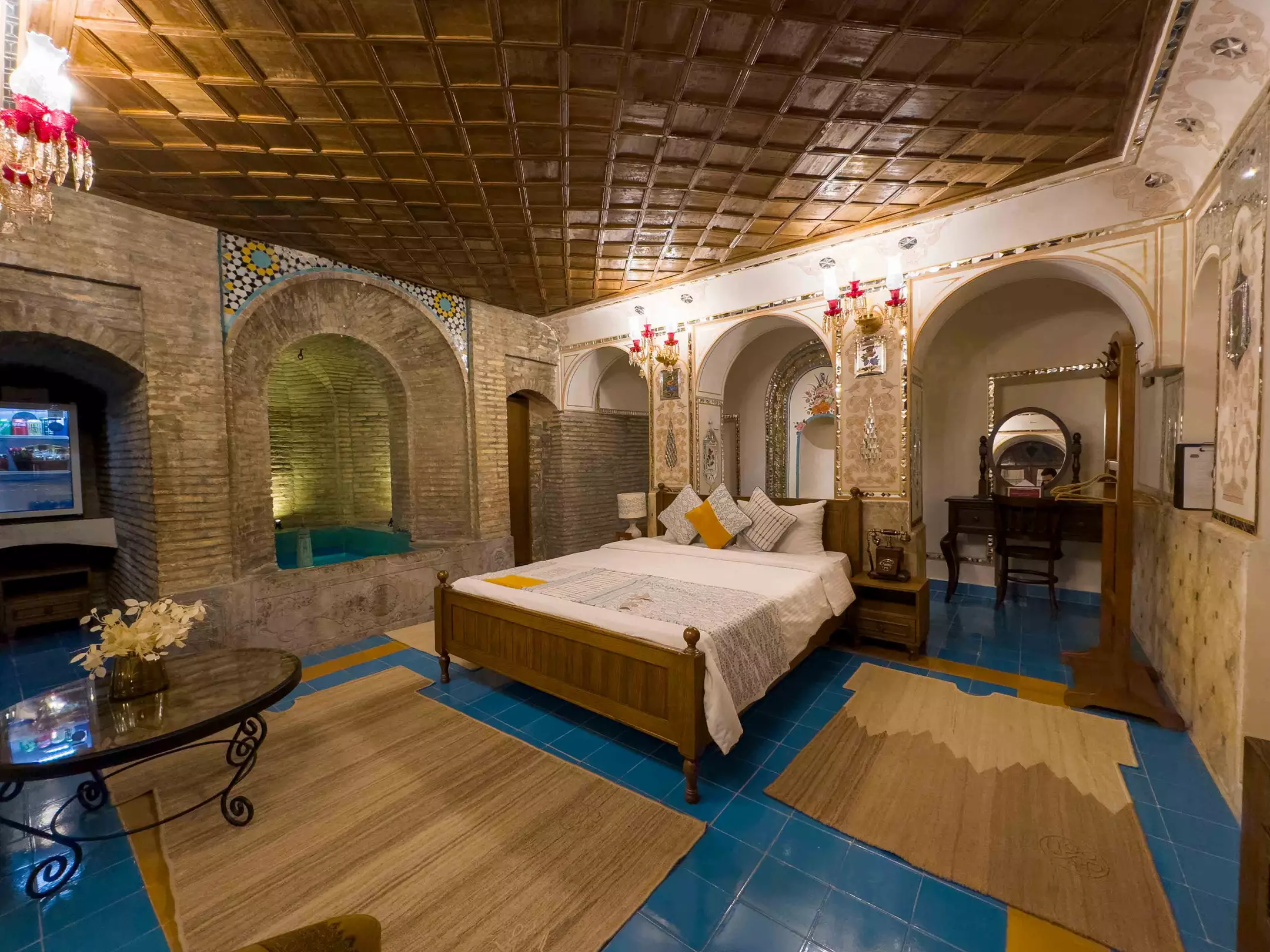اتاق عمارت شهسواران با تخت چوبی و کاشی‌کاری آبی