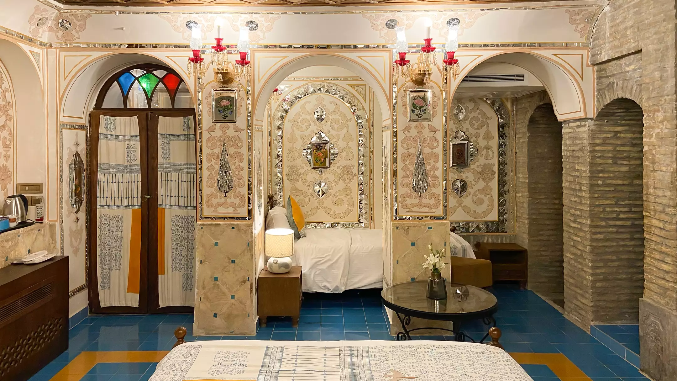 اتاق خواب با تزیینات سنتی عمارت شهسواران