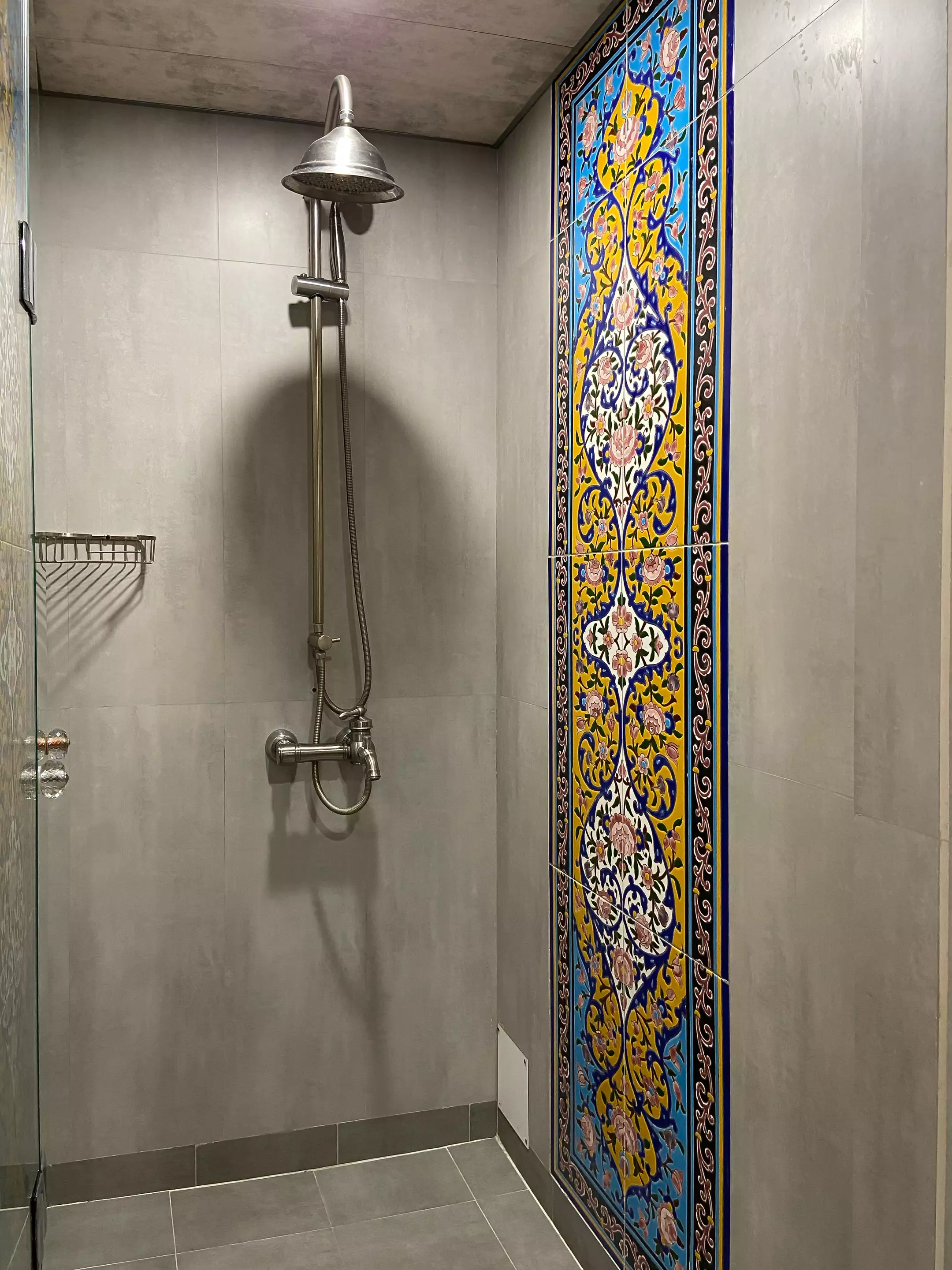 دوش حمام با کاشی‌کاری رنگارنگ عمارت شهسواران