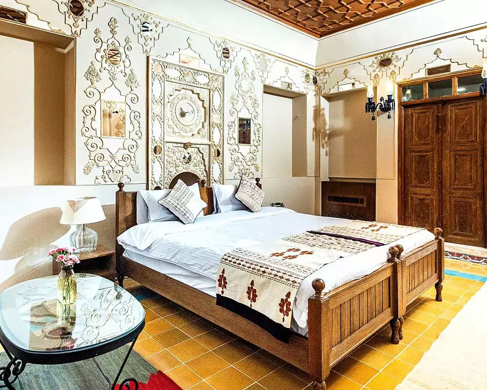 تخت چوبی در اتاق سنتی عمارت شهسواران