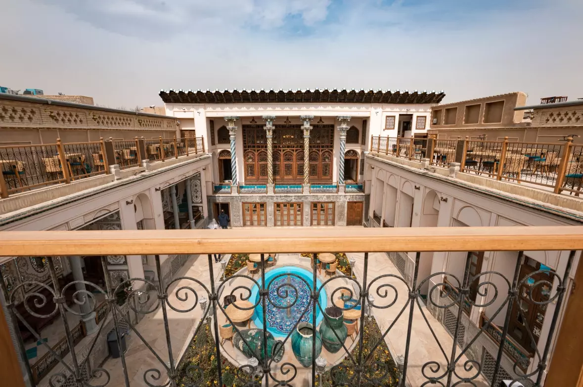 حیاط مرکزی عمارت شهسواران با حوض فیروزه‌ای