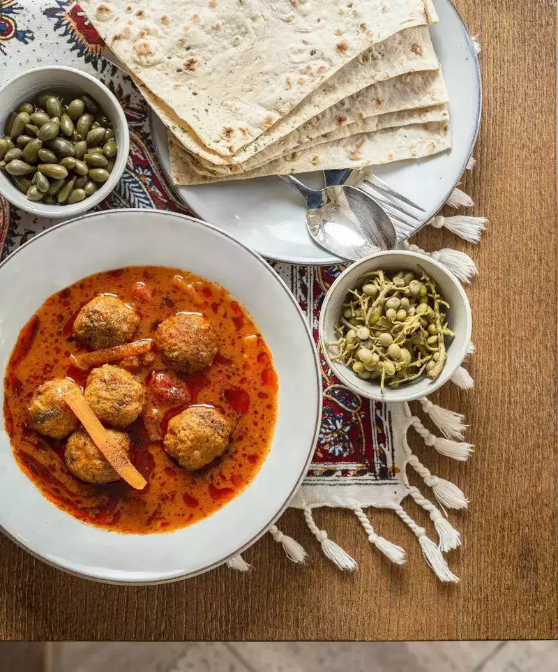 خورش ایرانی با نان و مخلفات در عمارت شهسواران