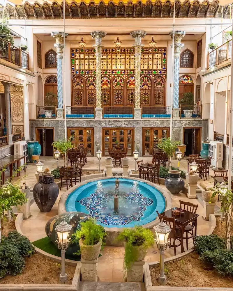 حیاط مرکزی عمارت شهسواران با حوض فیروزه‌ای