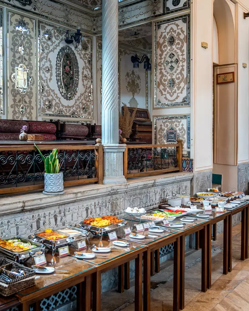 میز صبحانه در فضای سنتی عمارت شهسواران