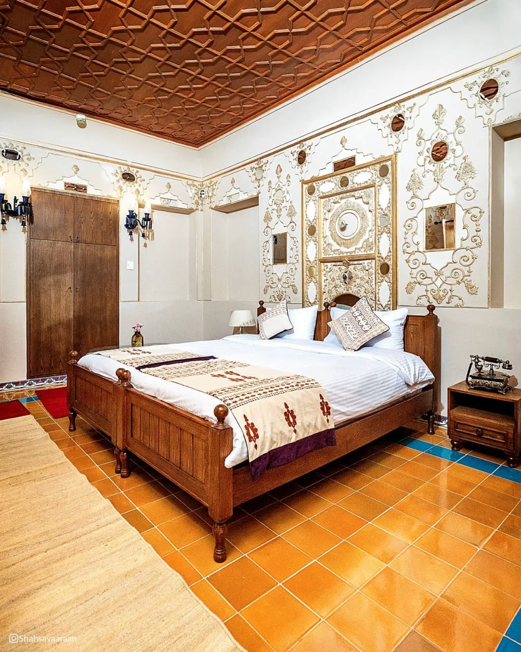 اتاق خواب سنتی عمارت شهسواران با تخت چوبی