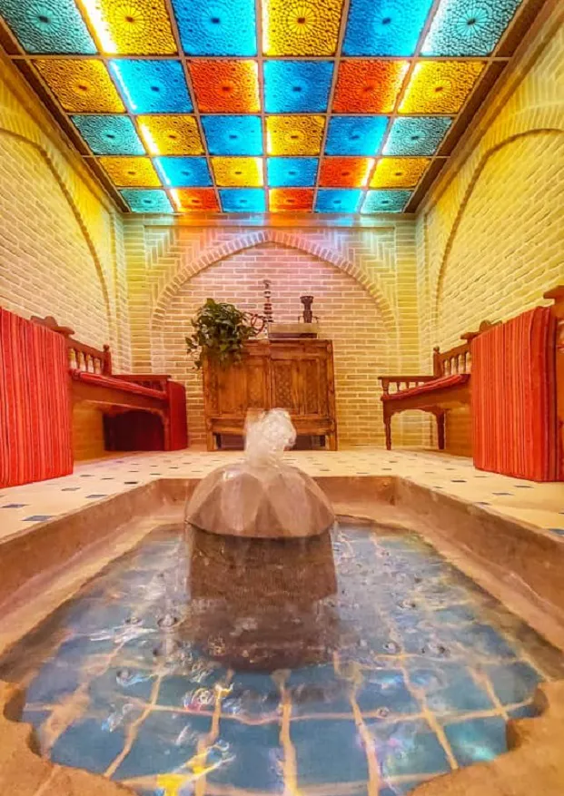 حوضچه آب در فضای آجری با سقف رنگی هتل هزار و یک شب چهار باغ