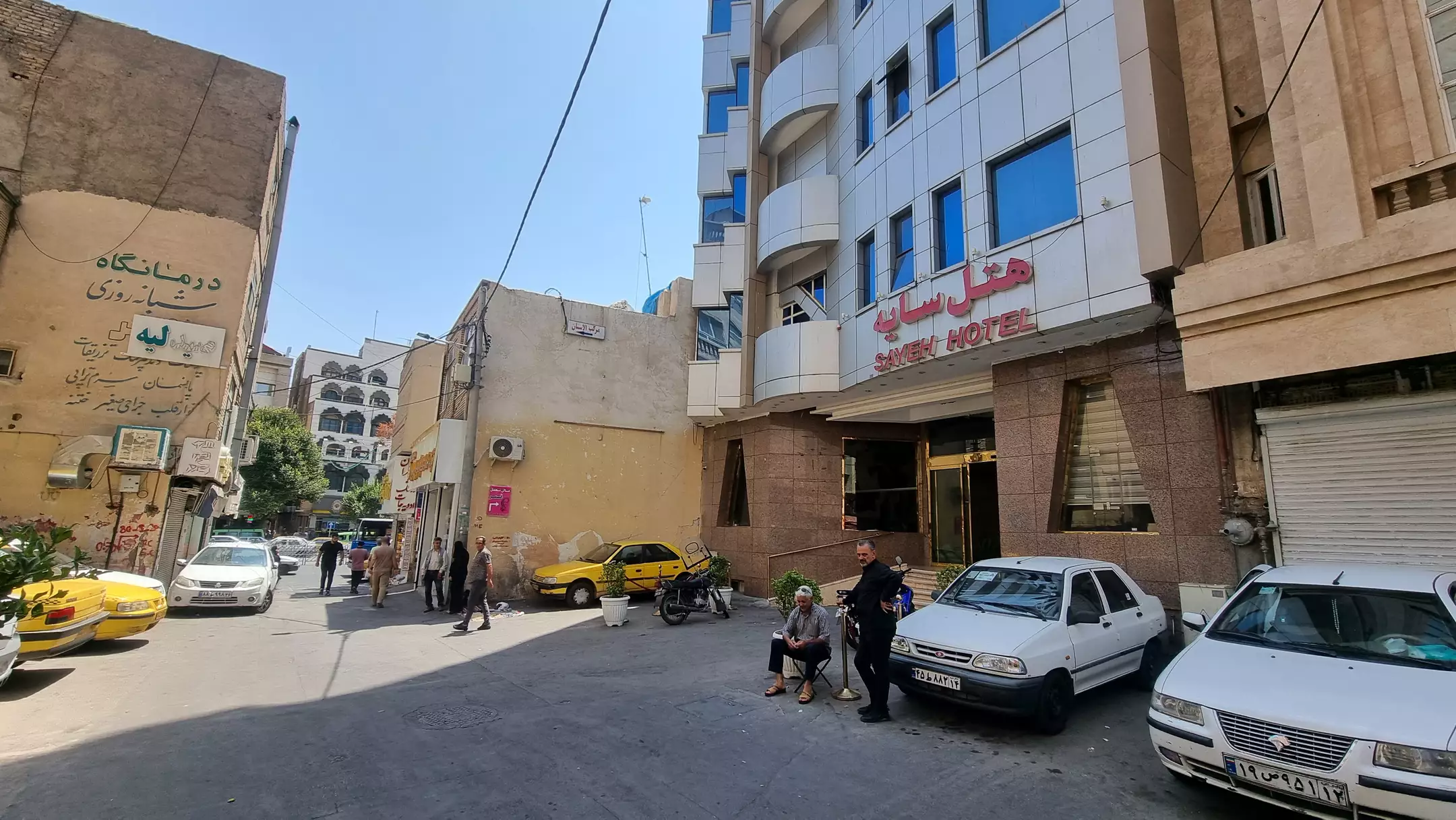 نمای بیرونی هتل سایه در خیابان