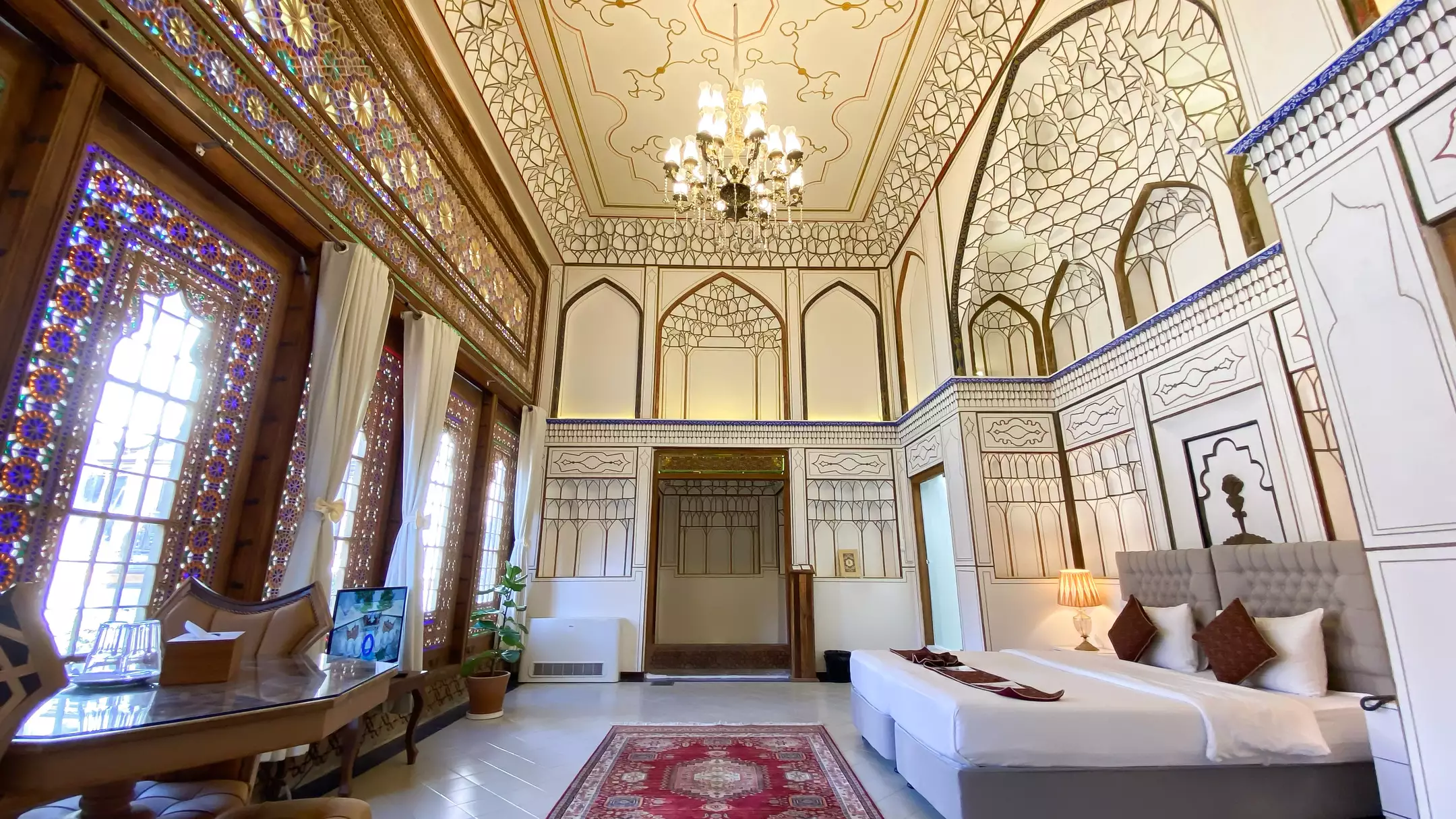 اتاق خواب کاخ سرهنگ با تخت و تزئینات سنتی
