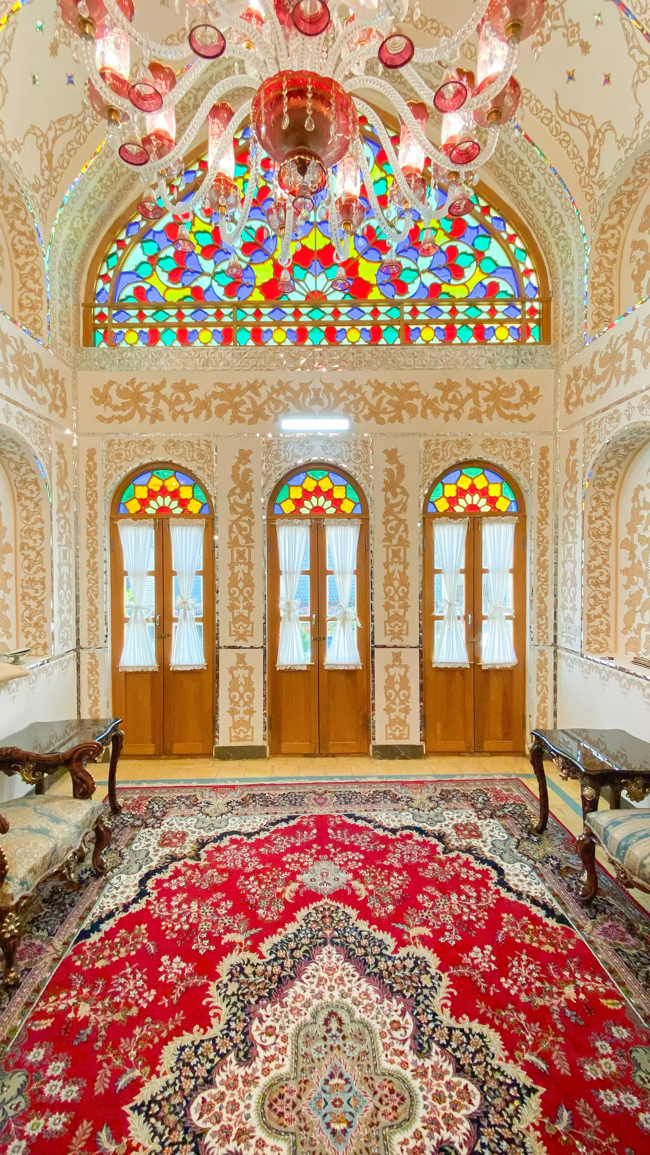 پنجره ارسی رنگی و فرش قرمز هتل گل آرا