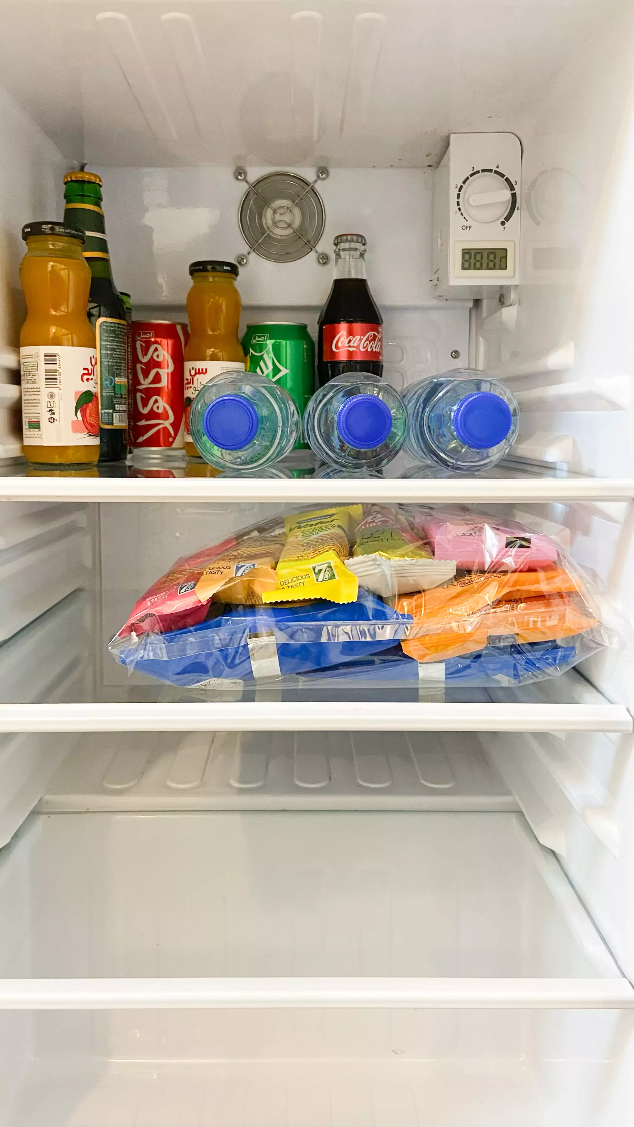 یخچال مینی‌بار هتل گل آرا با نوشیدنی و خوراکی