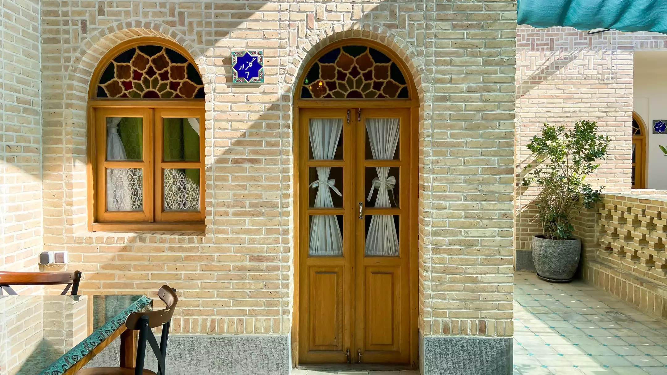 نمای آجری ورودی هتل گل آرا با در چوبی