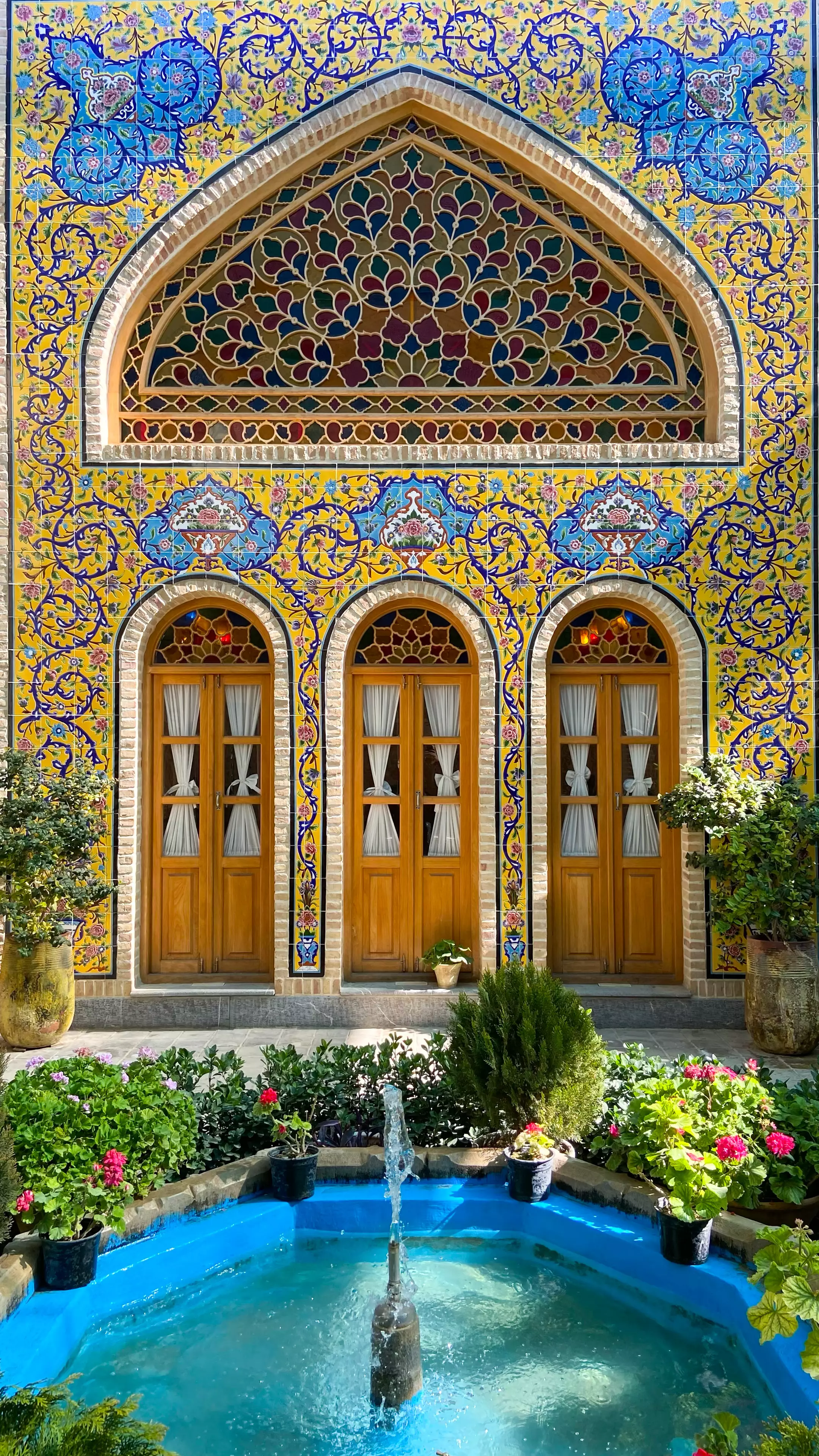 حیاط هتل گل آرا با حوض آبنما و کاشیکاری سنتی