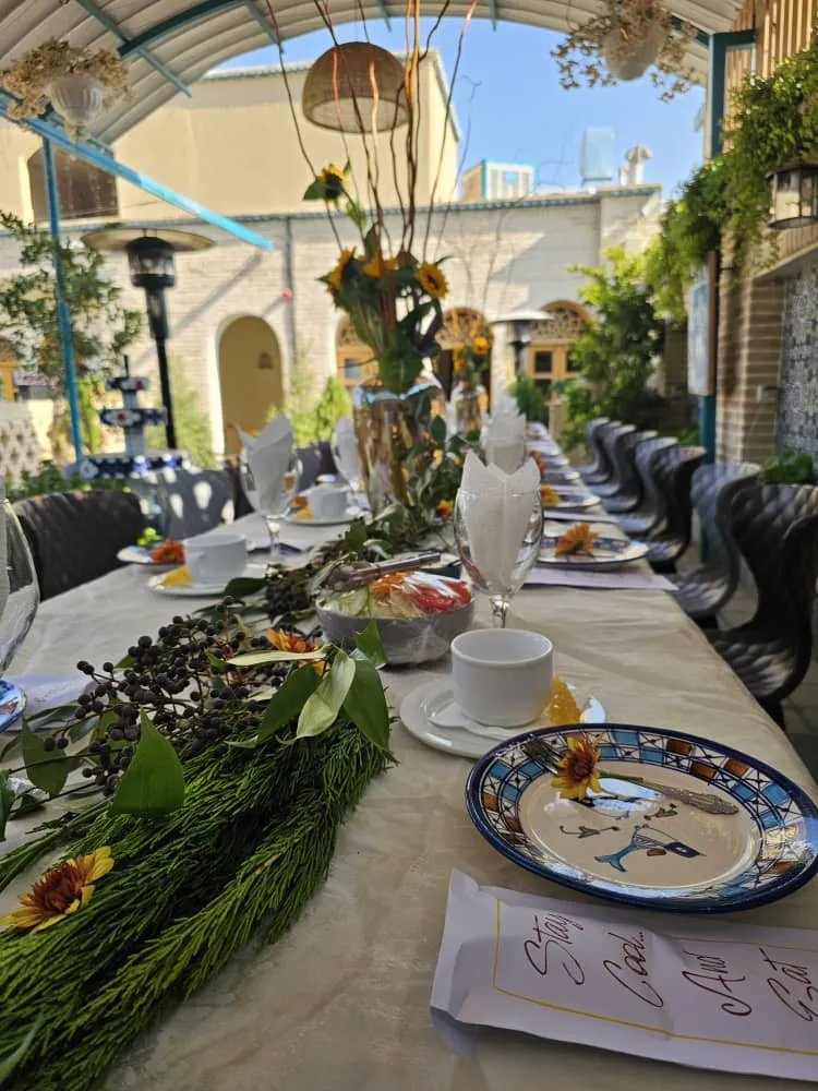 میز غذاخوری چیدهشده در حیاط هتل گل آرا