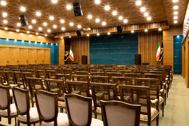 سالن همایش هتل بزرگ جهان با ردیف‌های صندلی