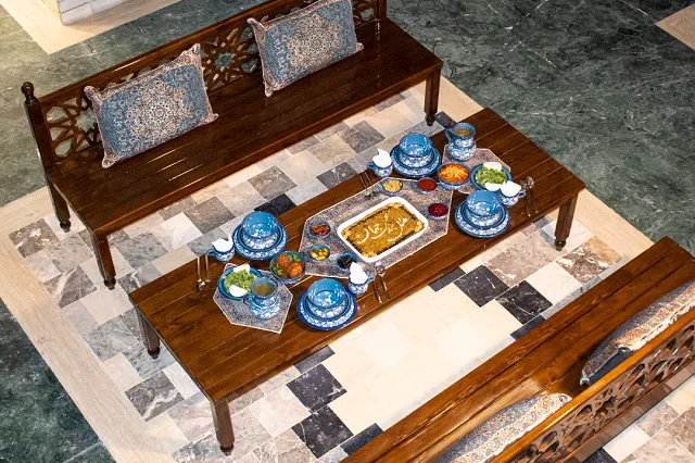 چیدمان سنتی پذیرایی با ظروف آبی در هتل بزرگ جهان