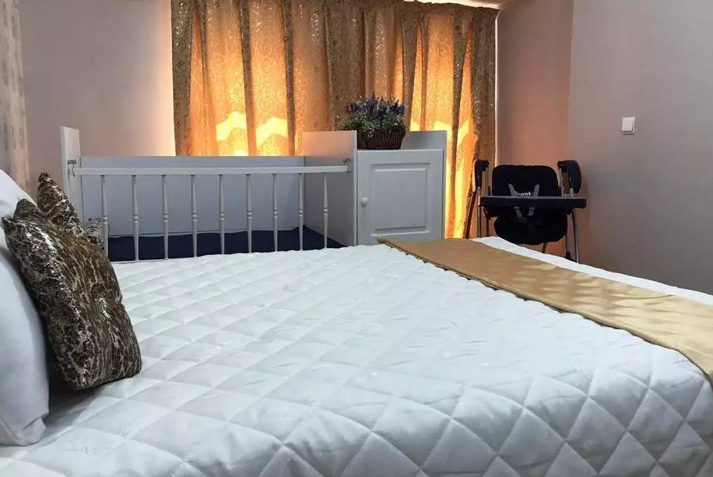 اتاق خواب هتل وندیک با تخت سفید و پنجره پردهدار